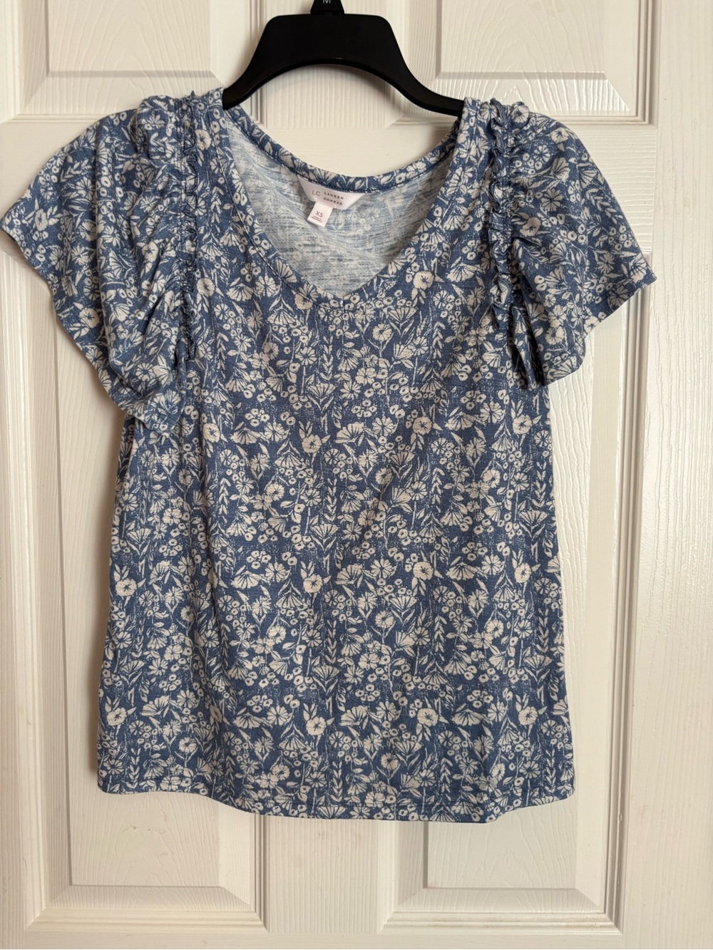 LC Lauren Conrad Blue and White Floral V-Neck Short Sleeve Tee